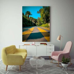 Πίνακας, ένας δρόμος με μια κίτρινη γραμμή ζωγραφισμένη πάνω του