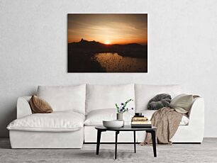Πίνακας, ένα ηλιοβασίλεμα πάνω από ένα υδάτινο σώμα με ένα βουνό στο βάθος