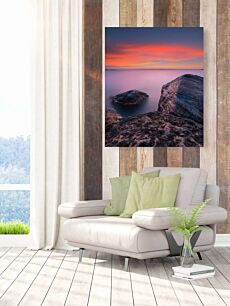Πίνακας, ένα ηλιοβασίλεμα πάνω από τον ωκεανό με βράχους σε πρώτο πλάνο