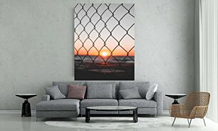 Πίνακας, ένα ηλιοβασίλεμα μέσα από έναν φράκτη με αλυσίδες