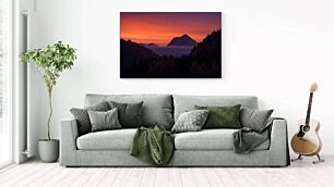 Πίνακας, θέα στο ηλιοβασίλεμα μιας οροσειράς με δέντρα σε πρώτο πλάνο