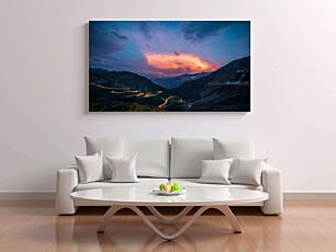 Πίνακας, θέα στο ηλιοβασίλεμα ενός ελικοειδή δρόμου στα βουνά