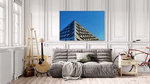 Πίνακας, ένα ψηλό κτίριο με γαλάζιο ουρανό στο φόντο