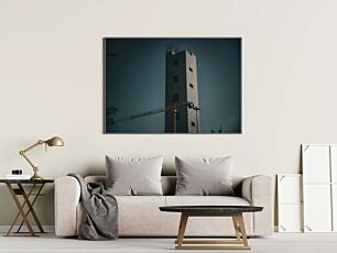 Πίνακας, ένα ψηλό κτίριο με έναν γερανό μπροστά του