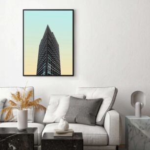 Πίνακας, ένα ψηλό κτίριο με φόντο ουρανό