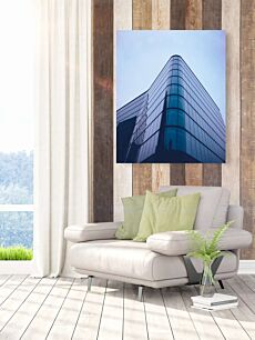 Πίνακας, ένα ψηλό γυάλινο κτίριο με γαλάζιο ουρανό στο βάθος