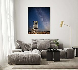 Πίνακας, ένας ψηλός ξύλινος πύργος που κάθεται στη μέση ενός χωραφιού κάτω από έναν νυχτερινό ουρανό γεμάτο αστέρια