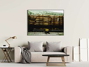Πίνακας, ένα τρένο που ταξιδεύει πέρα ​​από μια πλαγιά καλυμμένη με δάσος