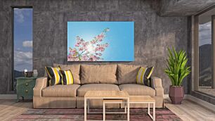 Πίνακας, ένα δέντρο με ροζ λουλούδια που φυσούν στον άνεμο