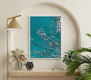 Πίνακας, ένα δέντρο με λευκά λουλούδια και έναν γαλάζιο ουρανό στο βάθος