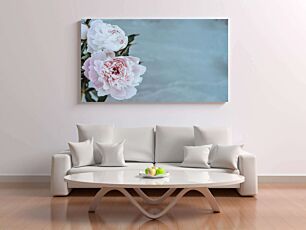 Πίνακας, ένα βάζο γεμάτο με ροζ λουλούδια πάνω από ένα τραπέζι