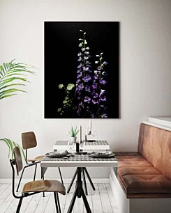 Πίνακας, ένα βάζο γεμάτο μοβ λουλούδια πάνω από ένα τραπέζι