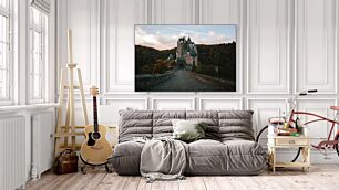 Πίνακας, ένα πολύ ψηλό κάστρο που κάθεται στη μέση ενός δάσους
