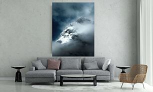 Πίνακας, ένα πολύ ψηλό βουνό καλυμμένο με σύννεφα κάτω από έναν γαλάζιο ουρανό