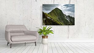 Πίνακας, ένα πολύ ψηλό βουνό καλυμμένο με πράσινο γρασίδι