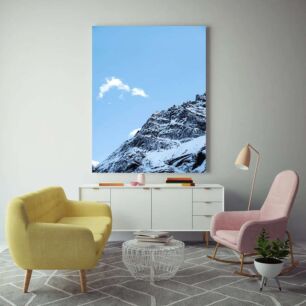 Πίνακας, ένα πολύ ψηλό βουνό καλυμμένο με χιόνι κάτω από έναν γαλάζιο ουρανό