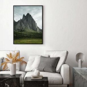 Πίνακας, ένα πολύ ψηλό βουνό που δεσπόζει πάνω από ένα καταπράσινο πεδίο