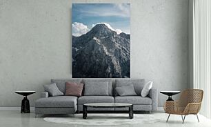 Πίνακας, ένα πολύ ψηλό βουνό με μερικά σύννεφα στον ουρανό
