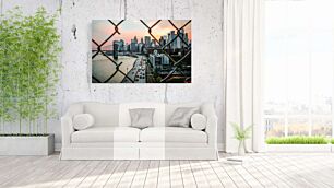 Πίνακας, θέα μιας πόλης μέσα από έναν φράχτη με αλυσίδα