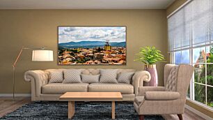 Πίνακας, θέα μιας πόλης με βουνά στο βάθος