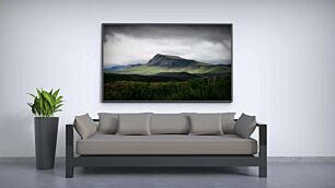 Πίνακας, θέα ενός βουνού με συννεφιασμένο ουρανό