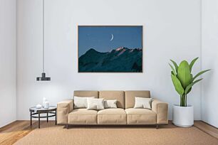 Πίνακας, θέα ενός βουνού με μισό φεγγάρι στον ουρανό