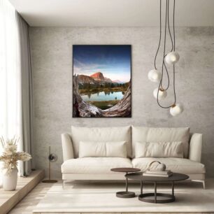 Πίνακας, θέα ενός βουνού με μια λίμνη στο πρώτο πλάνο