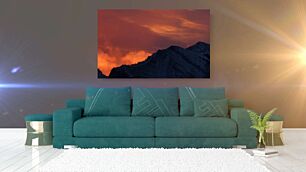 Πίνακας, θέα ενός βουνού με κόκκινο ουρανό στο βάθος