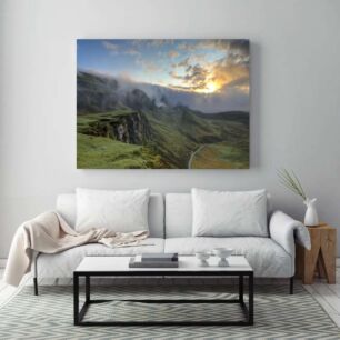 Πίνακας, θέα ενός βουνού με έναν δρόμο με στροφές σε πρώτο πλάνο