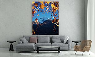 Πίνακας, άποψη ενός χιονισμένου βουνού μέσα από τα φύλλα ενός δέντρου