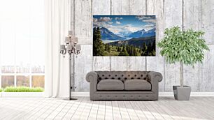 Πίνακας, θέα μιας κοιλάδας με βουνά στο παρασκήνιο