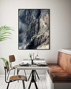 Πίνακας, θέα ενός καταρράκτη από την πλαγιά ενός βουνού