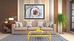 Πίνακας, ένα λευκό τρυπητό με τέσσερις φράουλες μέσα