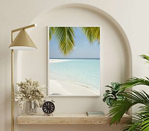 Πίνακας, μια λευκή αμμώδης παραλία με ένα φοίνικα στο πρώτο πλάνο