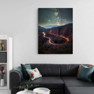 Πίνακας, ένας δρόμος με στροφές στη μέση ενός βουνού κάτω από έναν νυχτερινό ουρανό γεμάτο αστέρια