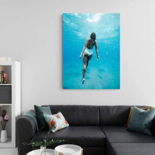 Πίνακας, μια γυναίκα με μπικίνι κολυμπά κάτω από το νερό