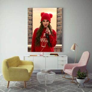 Πίνακας, μια γυναίκα με κόκκινο φούτερ που πίνει αναψυκτικό