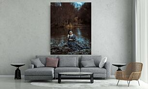 Πίνακας, μια γυναίκα που κάθεται σε έναν βράχο δίπλα σε ένα ποτάμι