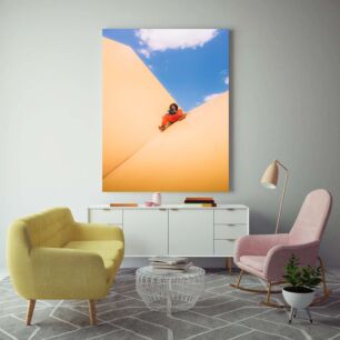 Πίνακας, μια γυναίκα που κάθεται πάνω από έναν αμμόλοφο