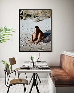 Πίνακας, μια γυναίκα που κάθεται πάνω σε μια αμμώδη παραλία
