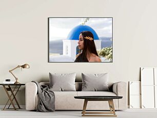 Πίνακας, μια γυναίκα που στέκεται μπροστά από έναν γαλάζιο θόλο