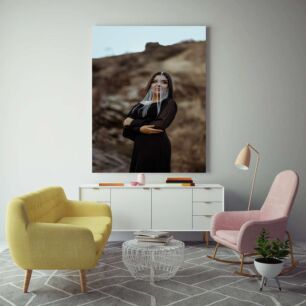 Πίνακας, μια γυναίκα που στέκεται μπροστά από ένα βουνό