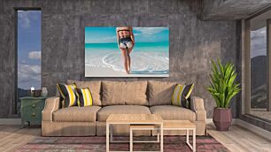 Πίνακας, μια γυναίκα που στέκεται σε μια παραλία δίπλα στον ωκεανό