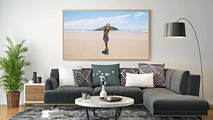 Πίνακας, μια γυναίκα που στέκεται πάνω από μια αμμώδη παραλία