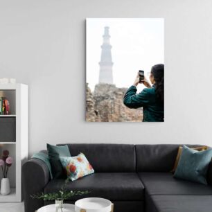 Πίνακας, μια γυναίκα που φωτογραφίζει έναν πύργο