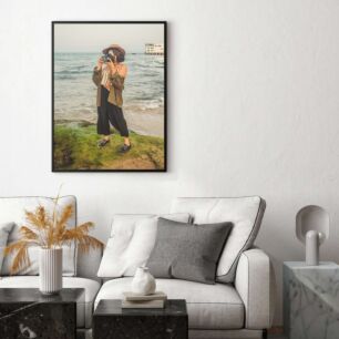 Πίνακας, μια γυναίκα που βγάζει μια φωτογραφία του ωκεανού με μια φωτογραφική μηχανή
