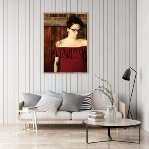 Πίνακας, μια γυναίκα με γυαλιά που στέκεται μπροστά από έναν ξύλινο τοίχο
