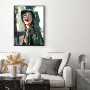 Πίνακας, μια γυναίκα με γυαλιά και ένα σακάκι camo