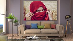 Πίνακας, μια γυναίκα με ένα κόκκινο μαντίλι που καλύπτει το πρόσωπό της