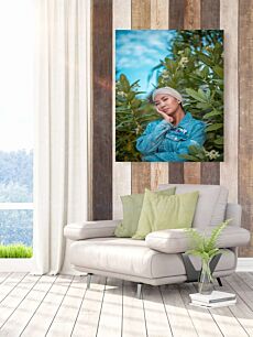 Πίνακας, μια γυναίκα με τουρμπάνι ποζάρει για μια φωτογραφία